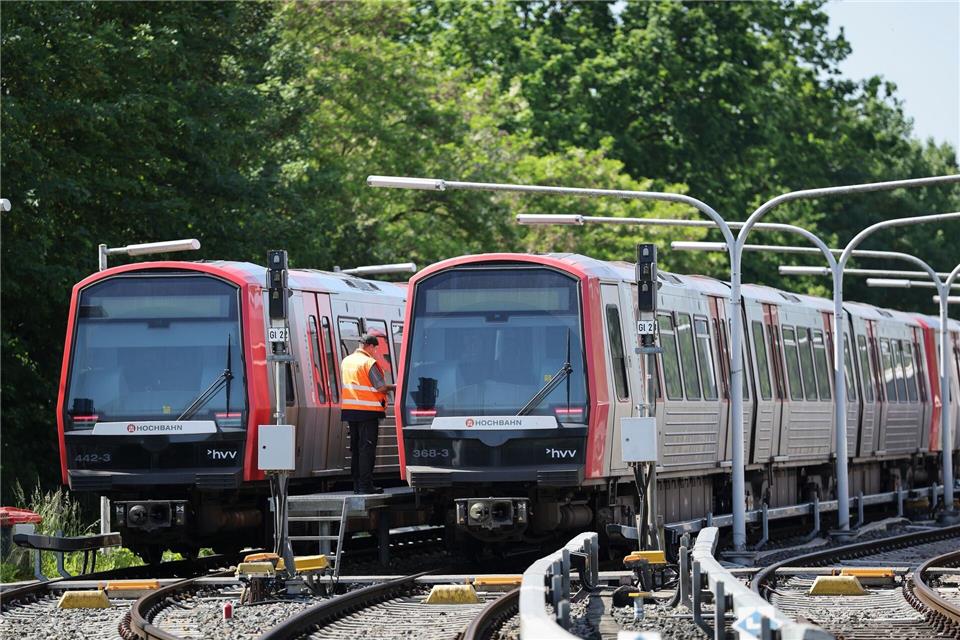 Der Waschwagenfahrer steigt in die verschmutzte U-Bahn.Christian Charisius/dpa
