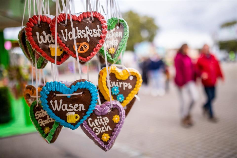 Der „Wasen“ ist nach dem Münchner Oktoberfest das zweitgrößte Volksfest in Deutschland. (Archivfoto)Christoph Schmidt/dpa