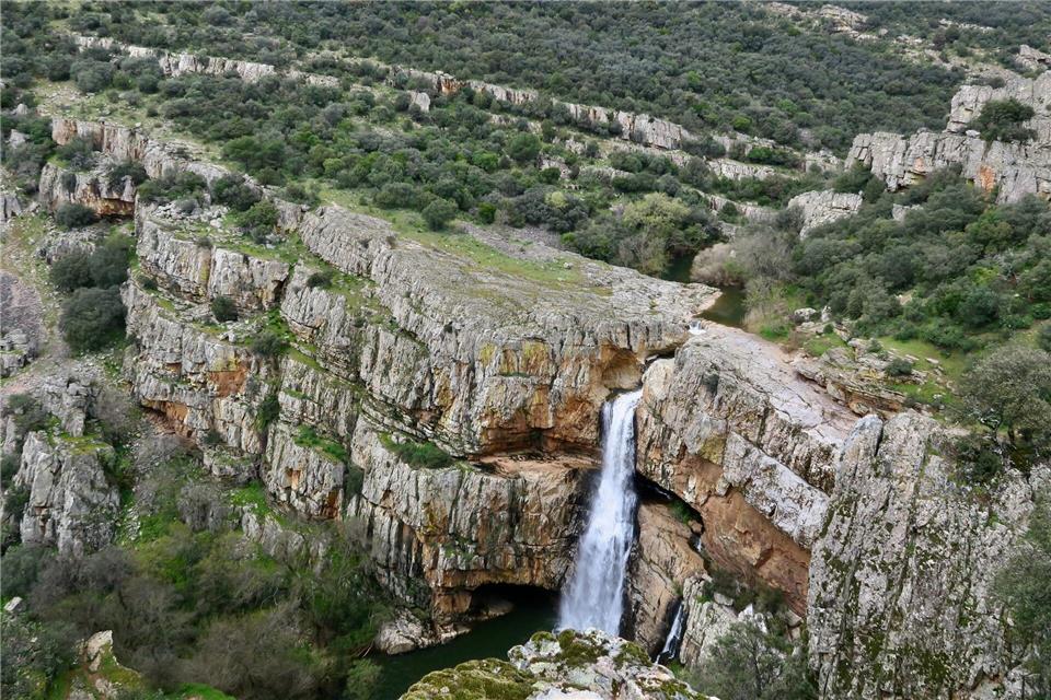 Olivenland: Auf den Spuren deutscher Siedler in Andalusien Der Wasserfall Cascada de la Cimbarra bei Aldeaquemada: Der Ort ist ein guter Ausgangspunkt für Wandertouren durch die Sierra Morena.Daniela David/dpa-tmn