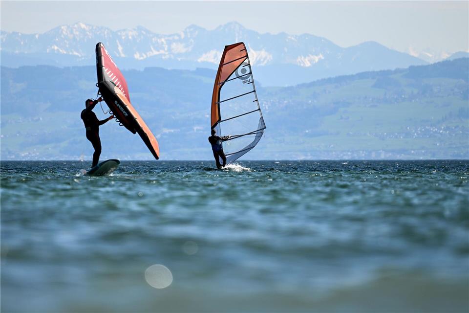 Der Wassersportler unterschätzte den starken Wind. (Symbolbild)Felix Kästle/dpa