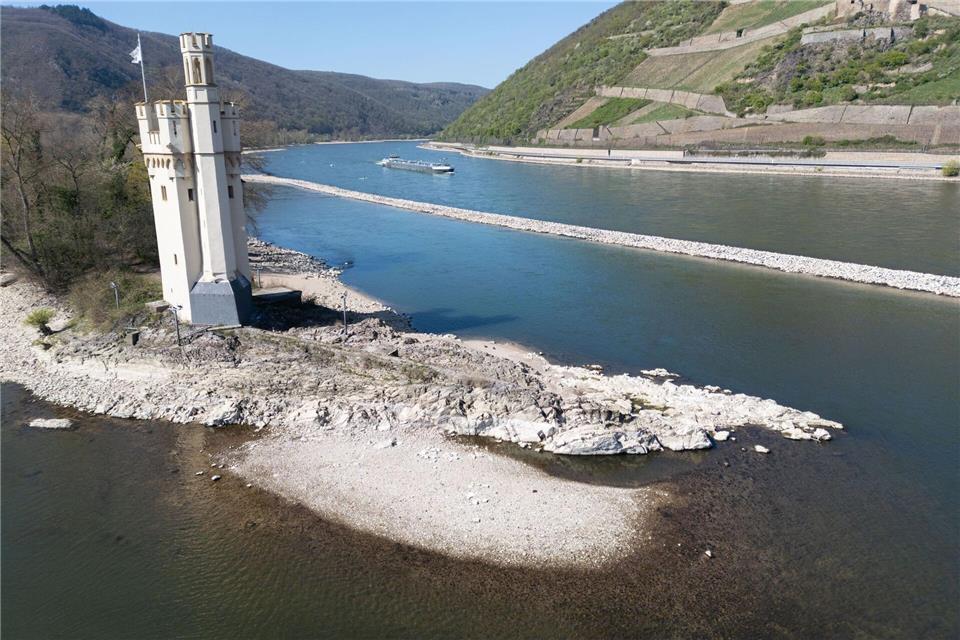 Der Wasserstand am Rhein lag teils kritisch niedrig. Jetzt steigt er wieder. Boris Roessler/dpa