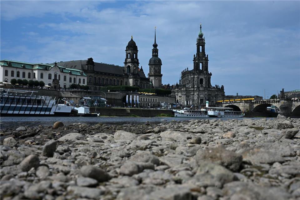 Der Wasserstand der Elbe in Dresden soll nach Prognosen in den kommenden Tagen wieder leicht steigen (Archivbild). Katharina Kausche/dpa