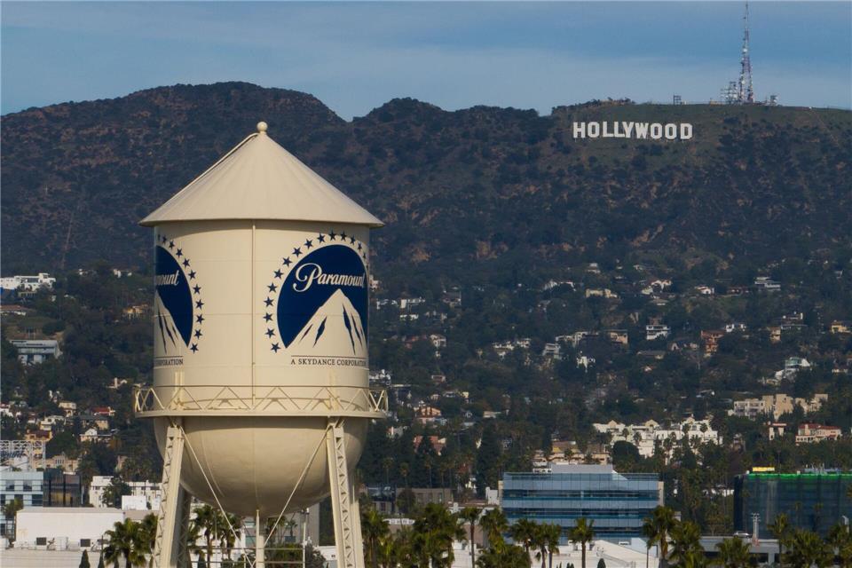 Der Wasserturm von Paramount Pictures ist zu sehen, mit dem Hollywood-Schild in der Ferne. (Archivbild)Jae C. Hong/AP/dpa