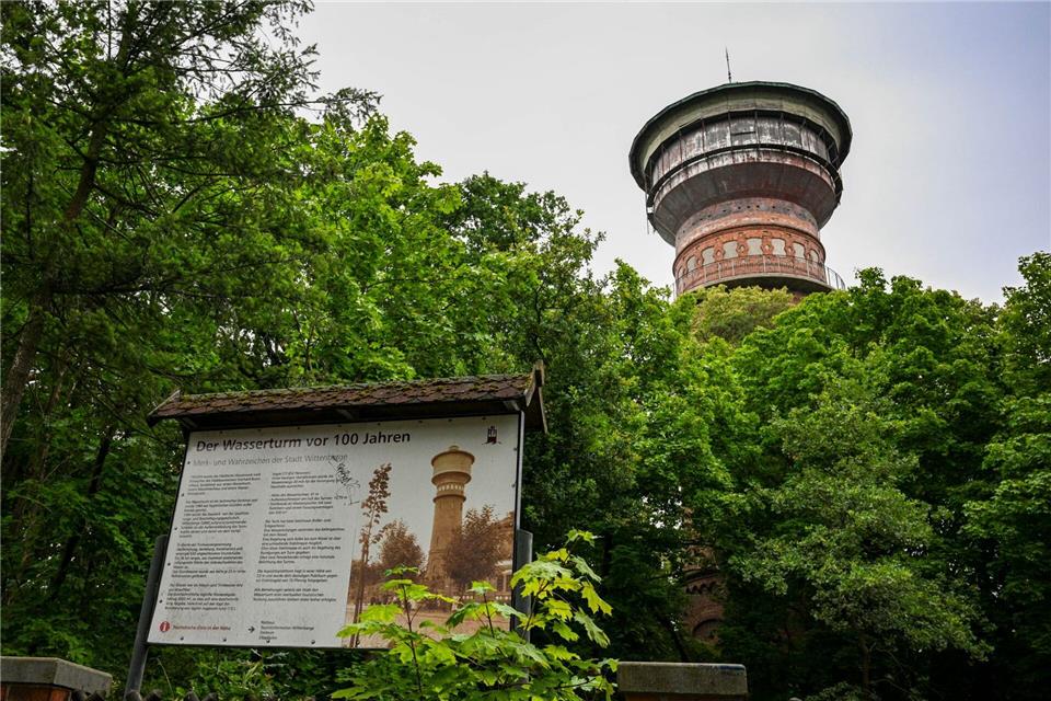 Der Wasserturm wird ausgebaut. (Archivbild)Jens Kalaene/dpa