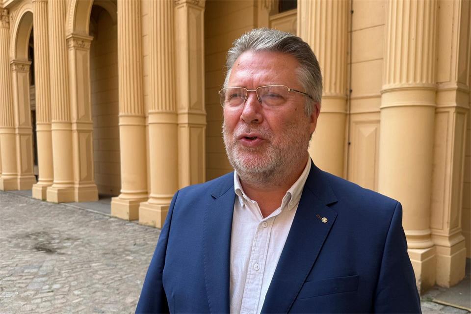 Der Wechsel Thomas Dieners von der CDU- zur AfD-Landtagsfraktion hat auch im Kreistag des Landkreises Mecklenburgische Seenplatte ein Nachspiel. (Archivbild)Helena Dolderer/dpa