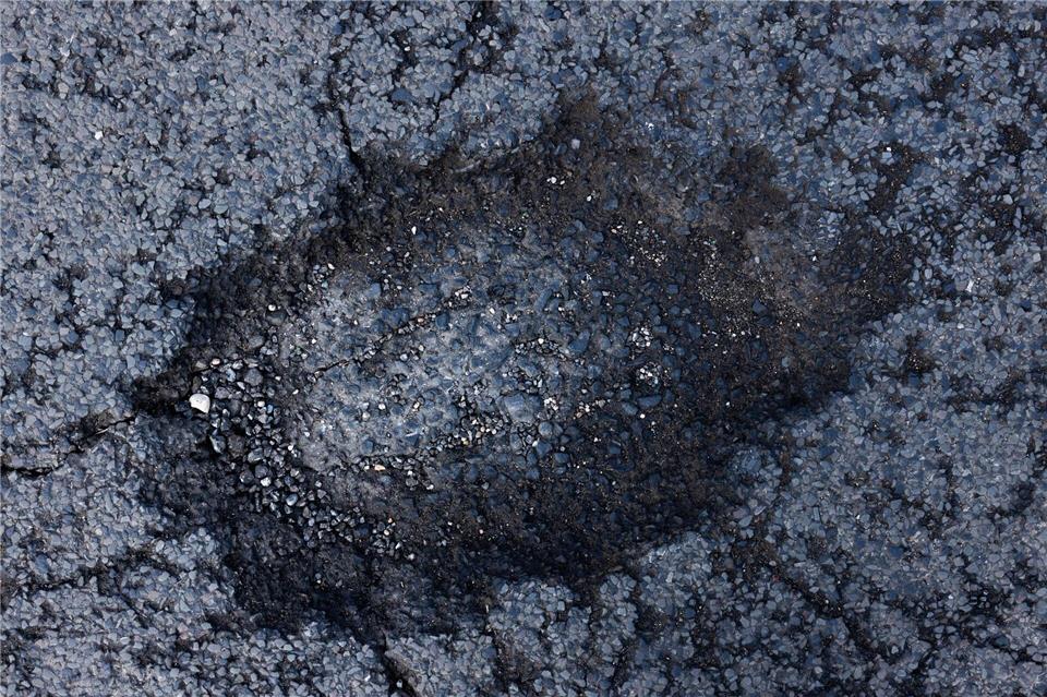 Der Wechsel von Frost zu Tauwetter ist besonders schlecht für den Zustand der Straßen. (Symbolbild)Rolf Vennenbernd/dpa