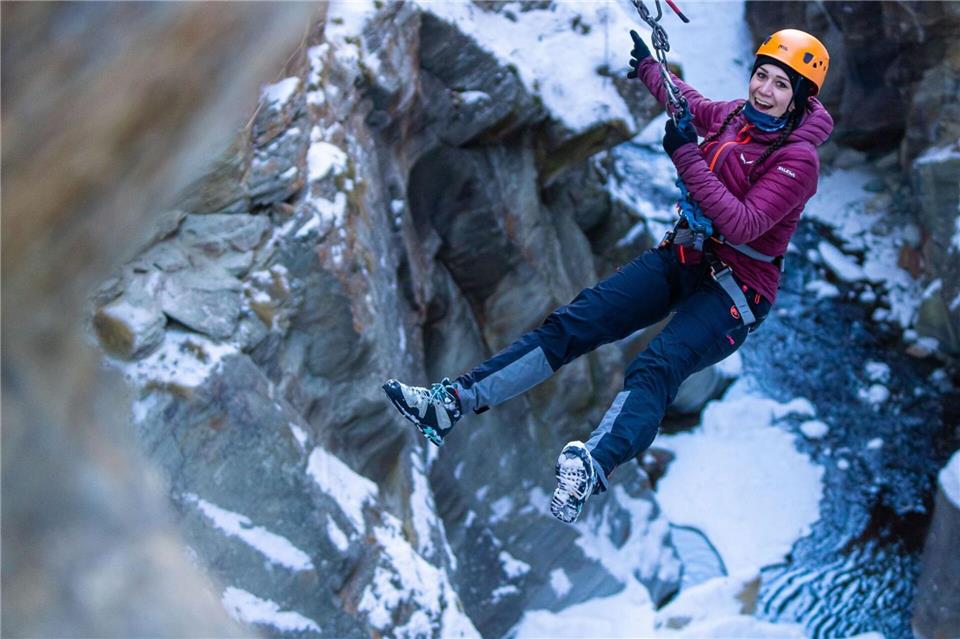 Der Weg führt nicht immer über Brücken - auch am Seil hängend wird der Weg bestritten. Tom Malecha/Filme Von Draussen/Saastal Tourismus AG/dpa-tmn