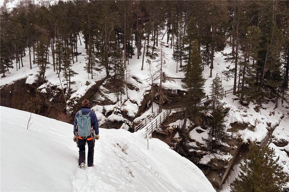 Der Weg in die Schlucht führt durch verschneites Gelände - ohne Guide ist der Durchgang verboten. Nathalie Helene Rippich/dpa-tmn
