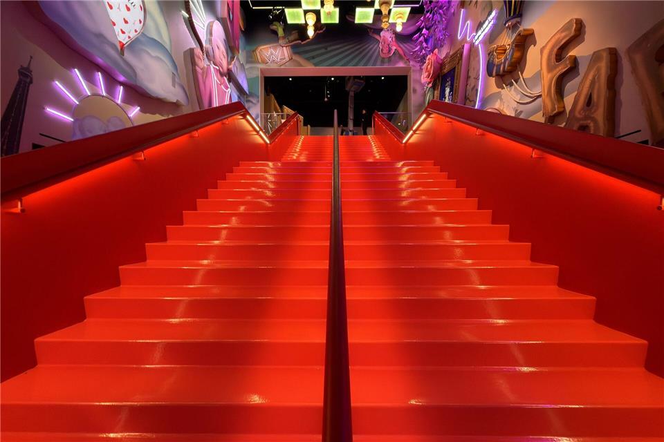 Der Weg ins Obergeschoss führt über eine lange Treppe Rot-Ton des Netflix-Logos.Andrej Sokolow/dpa