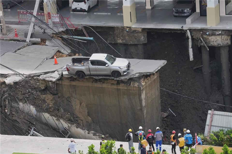 Der Weg ist weg. In Bangkok ist eine Straße eingestürzt und dieser Pickup steht deshalb plötzlich an einem Abgrund. Sakchai Lalit/AP/dpa