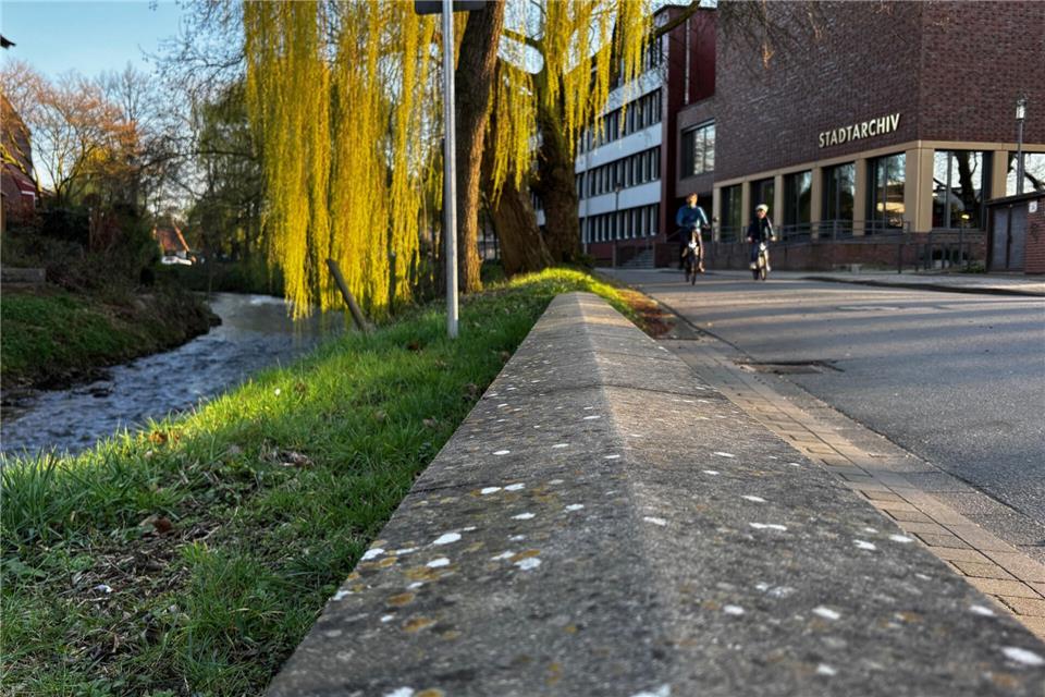 Der Weg parallel zur Aa soll unter anderem umgestaltet werden. Künftig sollen hier Autos „zu Gast“ sein.