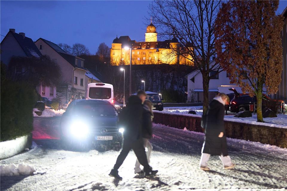 Der Weg zur Arbeit oder zur Schule gestaltete sich zum Beispiel im Westerwald winterlich.Thomas Frey/dpa