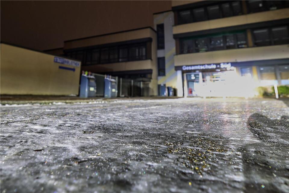 Der Weg zur Gesamtschule-Süd in Duisburg ist am Morgen spiegelglatt.Christoph Reichwein/dpa