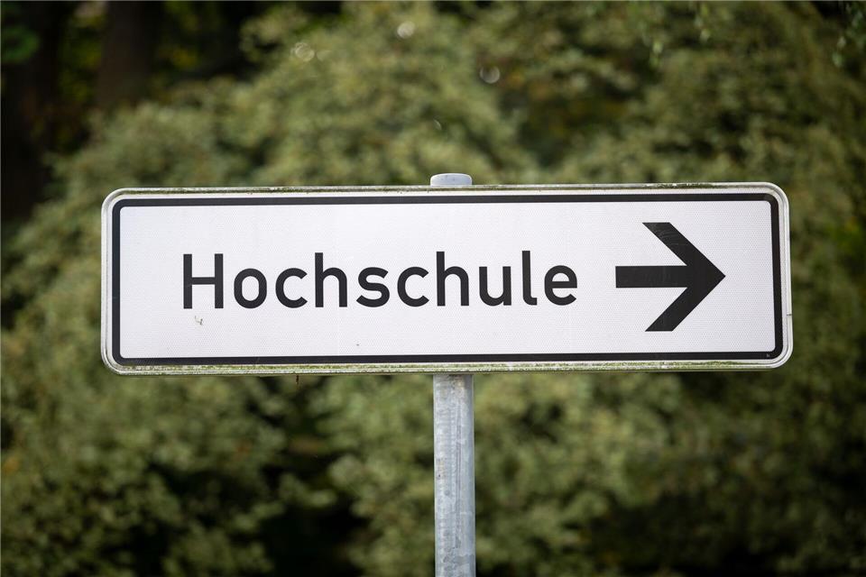 Der Weg zur Hochschule: Für immer mehr Menschen ist das ihr Arbeitsweg, ob in Verwaltung, Lehre oder Ausbildung. (Symbolbild)Soeren Stache/dpa
