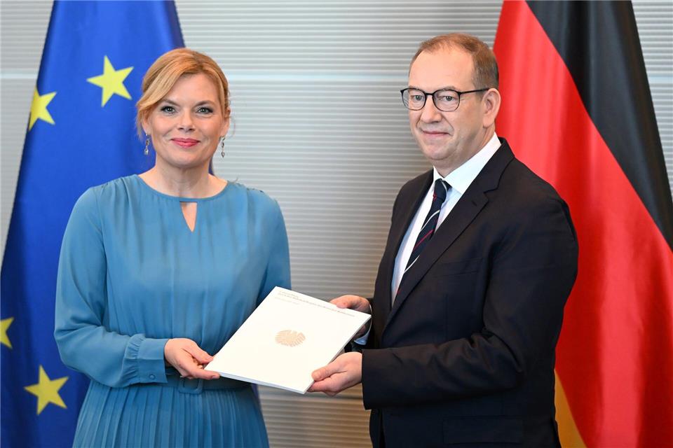 Der Wehrbeauftragte übergibt den Jahresbericht 2025. Elisa Schu/dpa