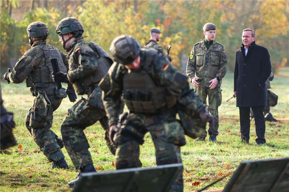 Der Wehrdienst soll zunächst freiwillig bleiben. (Symbolbild)Christoph Reichwein/dpa