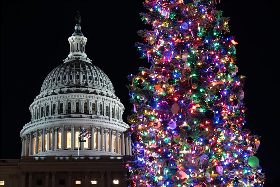 Der Weihnachtsbaum des US-Kapitols, eine Rottanne aus dem Humboldt-Toiyabe National Forest in Nevada, wird beleuchtet.J. Scott Applewhite/AP/dpa