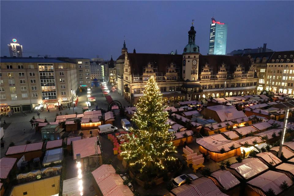 Weihnachtsbaum für Leipzig kommt erneut aus dem Vogtland  Der Weihnachtsbaum für Leipzig kommt erneut aus dem Vogtland. (Archivbild)Sebastian Willnow/dpa-Zentralbild/dpa