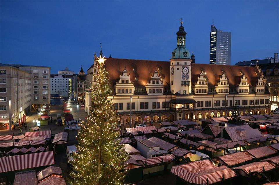 Der Weihnachtsbaum für Leipzig kommt erstmals aus dem Sauerland. (Archivbild)Sebastian Willnow/dpa