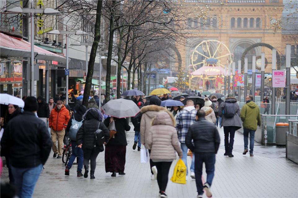 Der Weihnachtsbummel in den Geschäften ist an Heiligabend nur bis 14.00 Uhr möglich. (Symbolbild)Stefan Rampfel/dpa