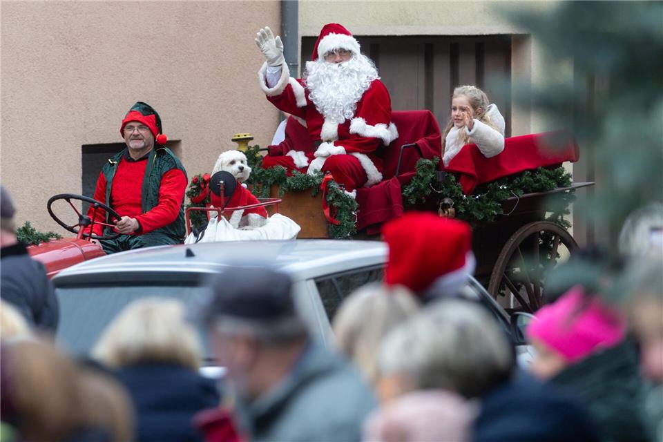 Der Weihnachtsmann kommt zum Tag der offenen Tür vor das Weihnachtspostamt Himmelsberg gefahren. Michael Reichel/dpa