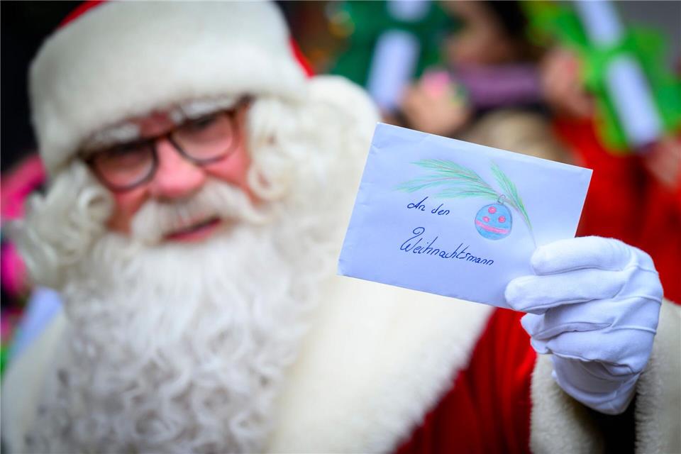 Der Weihnachtsmann kümmert sich in Himmelpfort um die Briefe von Kindern. (Archivbild)Patrick Pleul/dpa