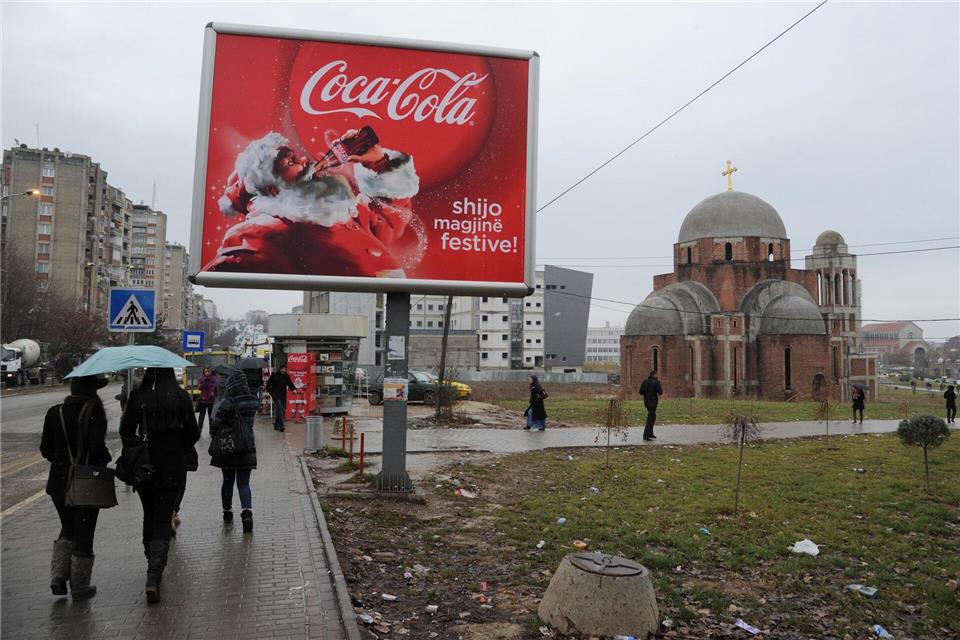 Der Weihnachtsmann von Coca-Cola hat sein Bild weltweit geprägt. Das Foto zeigt eine Werbung in Pristina, Hauptstadt des Kosovo. (Archivbild)picture alliance / ZB