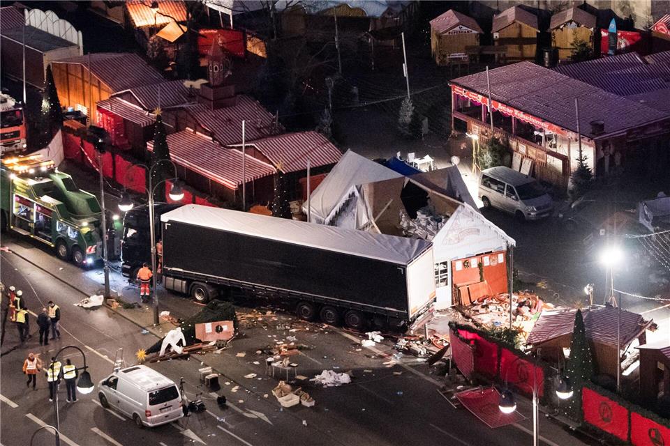 Der Weihnachtsmarkt am Breitscheidplatz in Berlin, nachdem der Attentäter Anis Amri mit einem Lastwagen über den Platz gerast war. (Archivbild)Bernd von Jutrczenka/dpa
