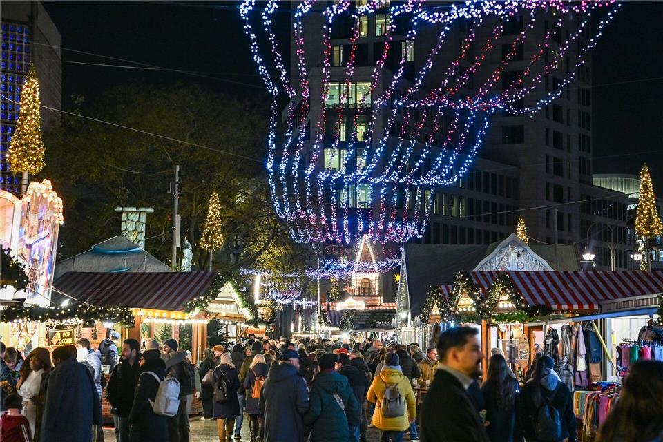 Der Weihnachtsmarkt am Breitscheidplatz zieht viele Touristen an. Jens Kalaene/dpa
