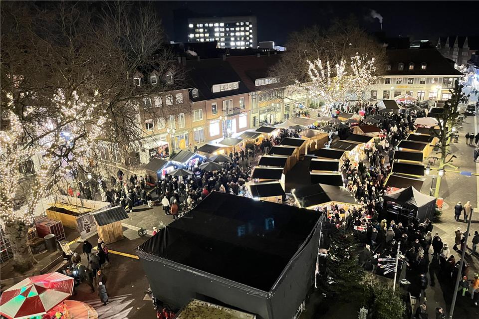 Der Weihnachtsmarkt bleibt 2024 auf dem Marktplatz.
