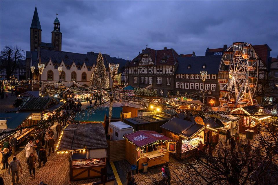 Der Weihnachtsmarkt in Goslar läuft bis zum 30. Dezember.Swen Pförtner/dpa