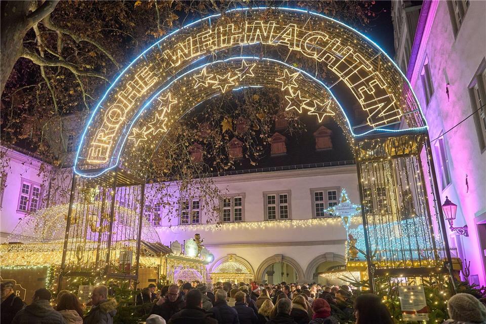 Der Weihnachtsmarkt in Koblenz bleibt auch nach Heiligabend noch geöffnet. (Archivbild)Thomas Frey/dpa