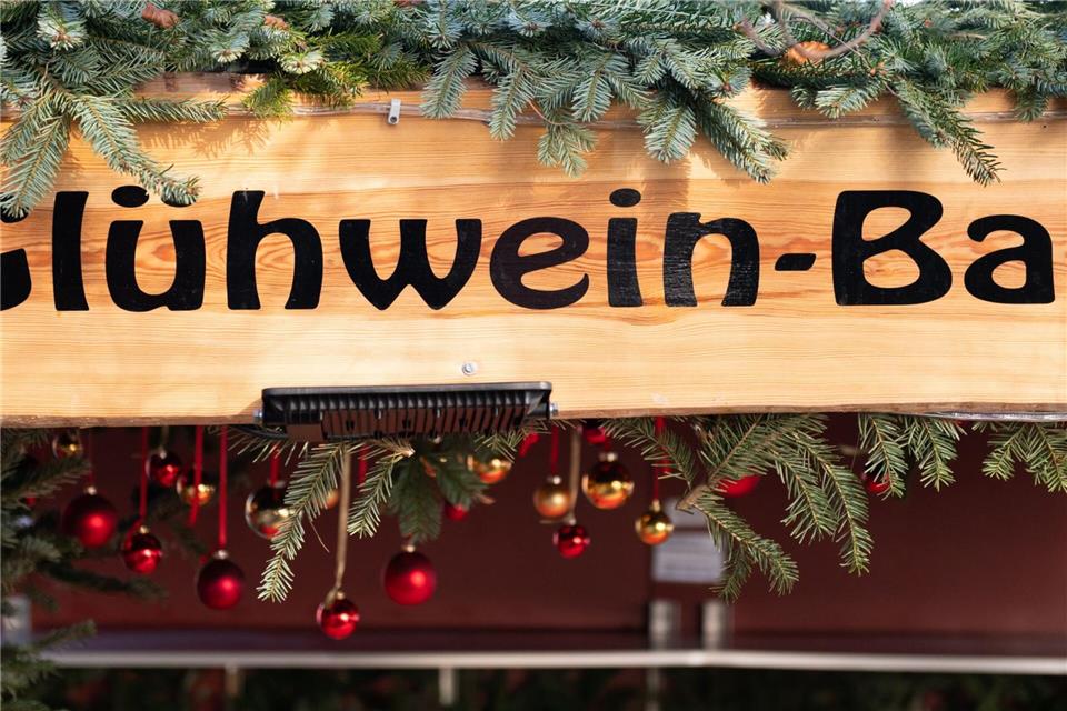 In diesen Städten wird der Glühwein etwas teurer  Der Weihnachtsmarkt in Konstanz am Bodensee öffnet am 27. November öffnet. (Archivbild)Silas Stein/dpa