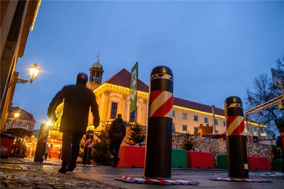 Der Weihnachtsmarkt in Magdeburg hat wieder geöffnet. (Archivbild)Klaus-Dietmar Gabbert/dpa