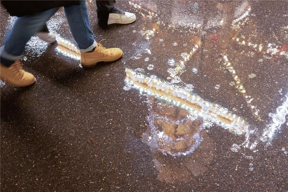 Der Weihnachtsmarktbesuch könnte hier und da nass werden. (Archivbild)Bernd Weißbrod/dpa