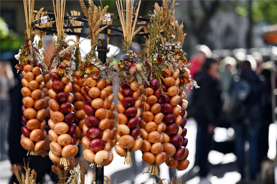 Der Weimarer Zwiebelmarkt hat am Wochenende Hunderttausende Menschen in die Klassikstadt gezogen. Martin Schutt/dpa