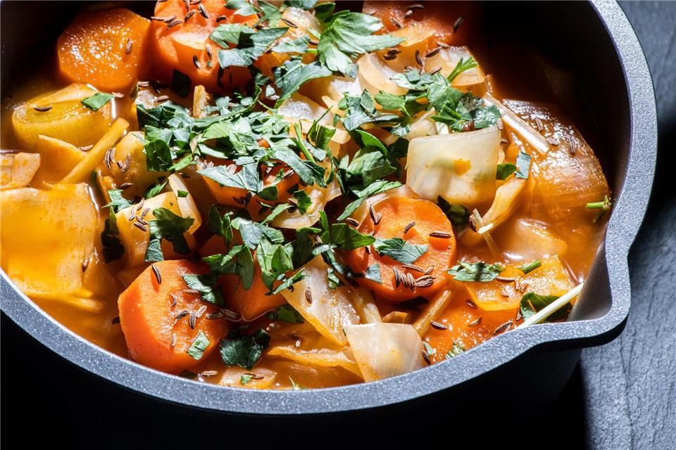 Der Weißkohleintopf wird mit Möhrenscheiben zubereitet, Kräuter als Topping bringen zusätzliche Würze. Franziska Gabbert/dpa-tmn