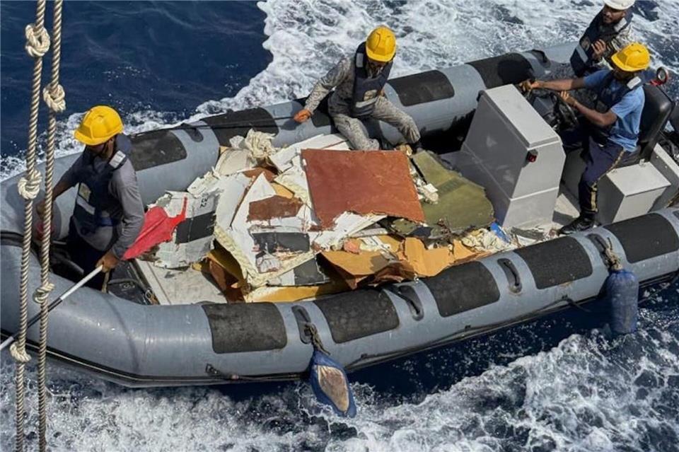 Der Wellengang erschwert die Arbeiten.Uncredited/Pakistan Navy/AP/dpa