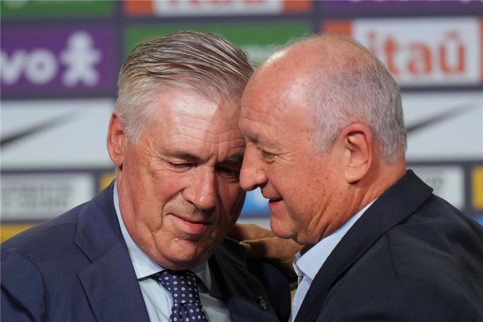 Der Weltmeistertrainer von 2002, Luiz Felipe Scolari (r), und Carlo Ancelotti (l), der diesen Titel gerne holen würde. (Archivbild)Silvia Izquierdo/AP/dpa
