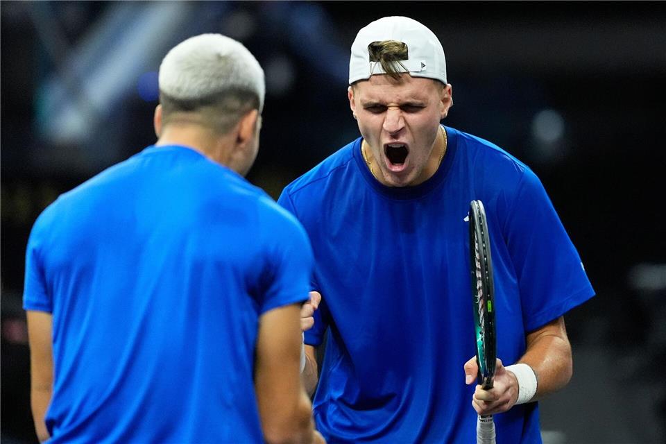 Der Weltranglistenerste Carlos Alcaraz aus Spanien (l) gewann beim Laver Cup im Doppel.Jeff Chiu/AP/dpa