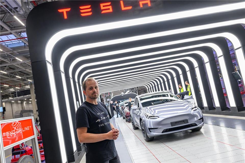 Der Werksleiter von US-Elektroautobauer Tesla in Grünheide, André Thierig, äußert sich zur Absatzlage der Fabrik (Archivbild).Patrick Pleul/dpa