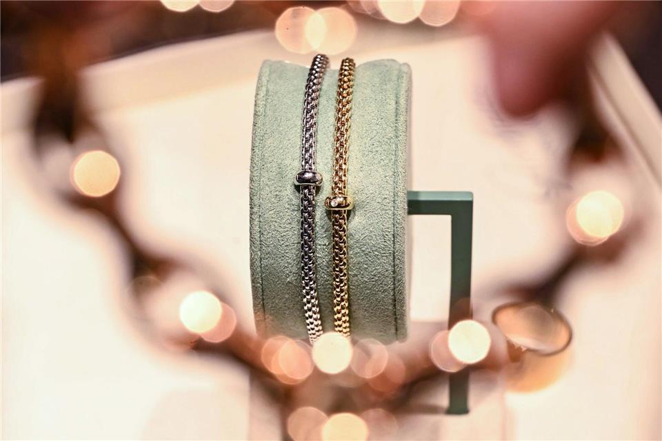 Der Wert des erbeuteten Schmucks kann noch nicht beziffert werden. (Symbolbild)Uli Deck/dpa