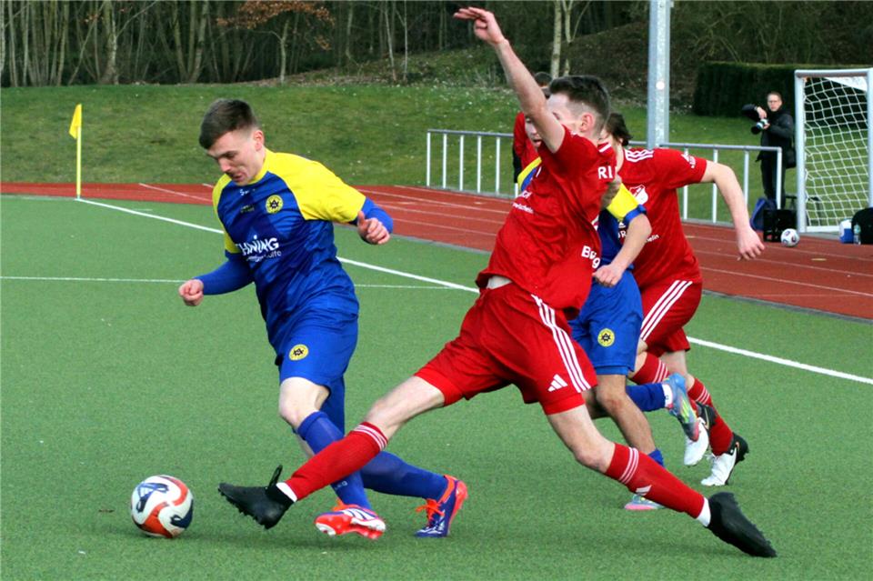 Der Weseker Leo Nienhaus (links) ist in dieser Szene nur unfair vom Ball zu trennen.