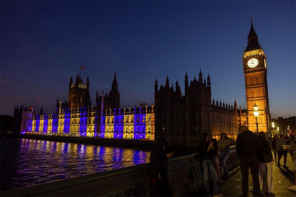 Der Westminster-Palast in London ist blau-gelb beleuchtet.Corporal Ryan Murray/Mod/PA Wire/dpa