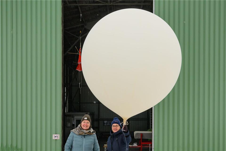 Der Wetterballon soll in über 30 Kilometern Höhe Wetterdaten sammeln.Patrick Pleul/dpa