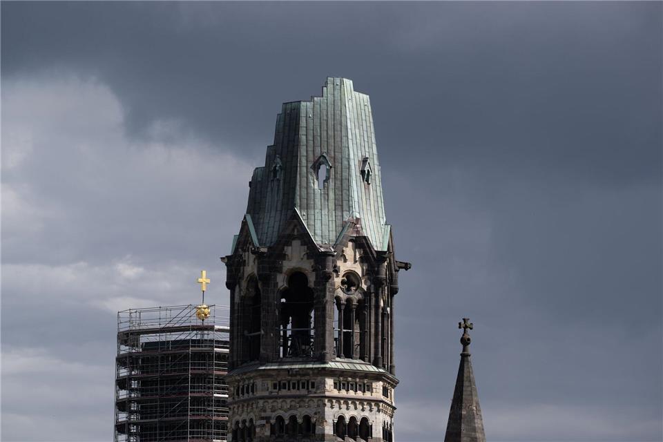 Der Wetterdienst erwartet in der Hauptstadtregion Regen, viel Wind und vereinzelt Gewitter. (Symbolbild)Soeren Stache/dpa