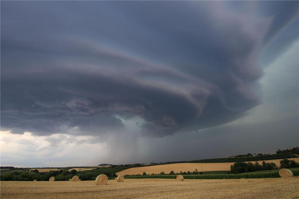 Der Wetterdienst gab eine erneute Unwetterwarnung für Baden-Württemberg hinaus (Archivbild). Alexander Wolf/onw-images/dpa