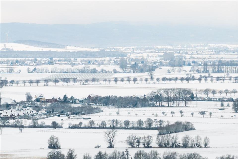 Der Wetterdienst rechnet auch in den kommenden Tagen mit Schnee und Eis.Julian Stratenschulte/dpa