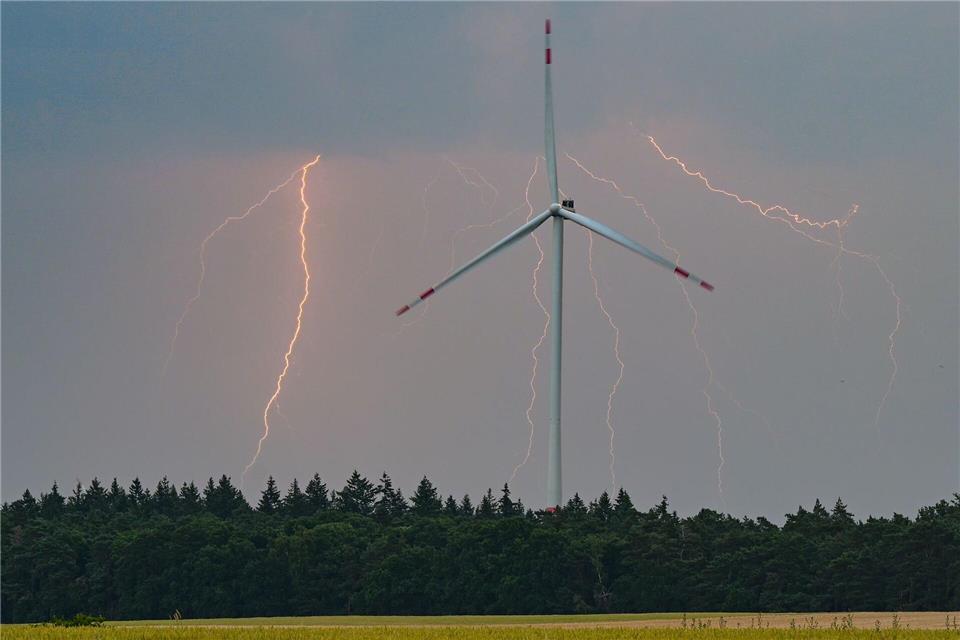 Der Wetterdienst sieht schwere Gewitter aufziehen. (Archivbild)Patrick Pleul/dpa