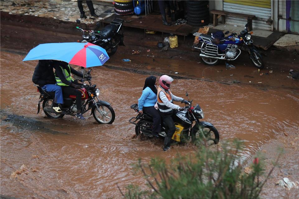 Der Wetterdienst warnt: In den nächsten Tagen soll noch mehr Regen fallen.Henry Naminde/Xinhua/dpa